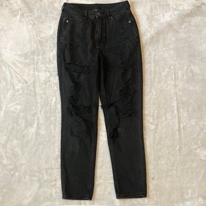 AE high waisted distressed mom jean in a size 4
